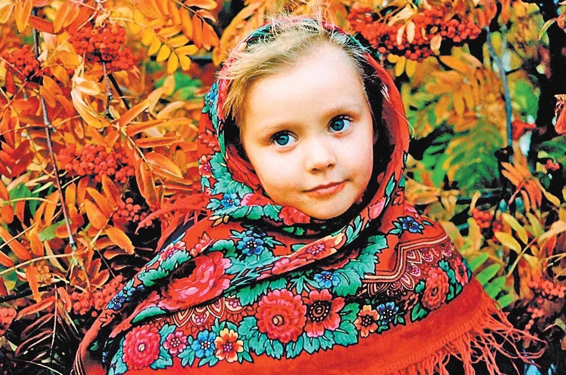 фокус с красным платком урсула мартинес. фокус с шарфом. фокус платок девушка. фокусница урсула мартинес. клоун фокус с платками.