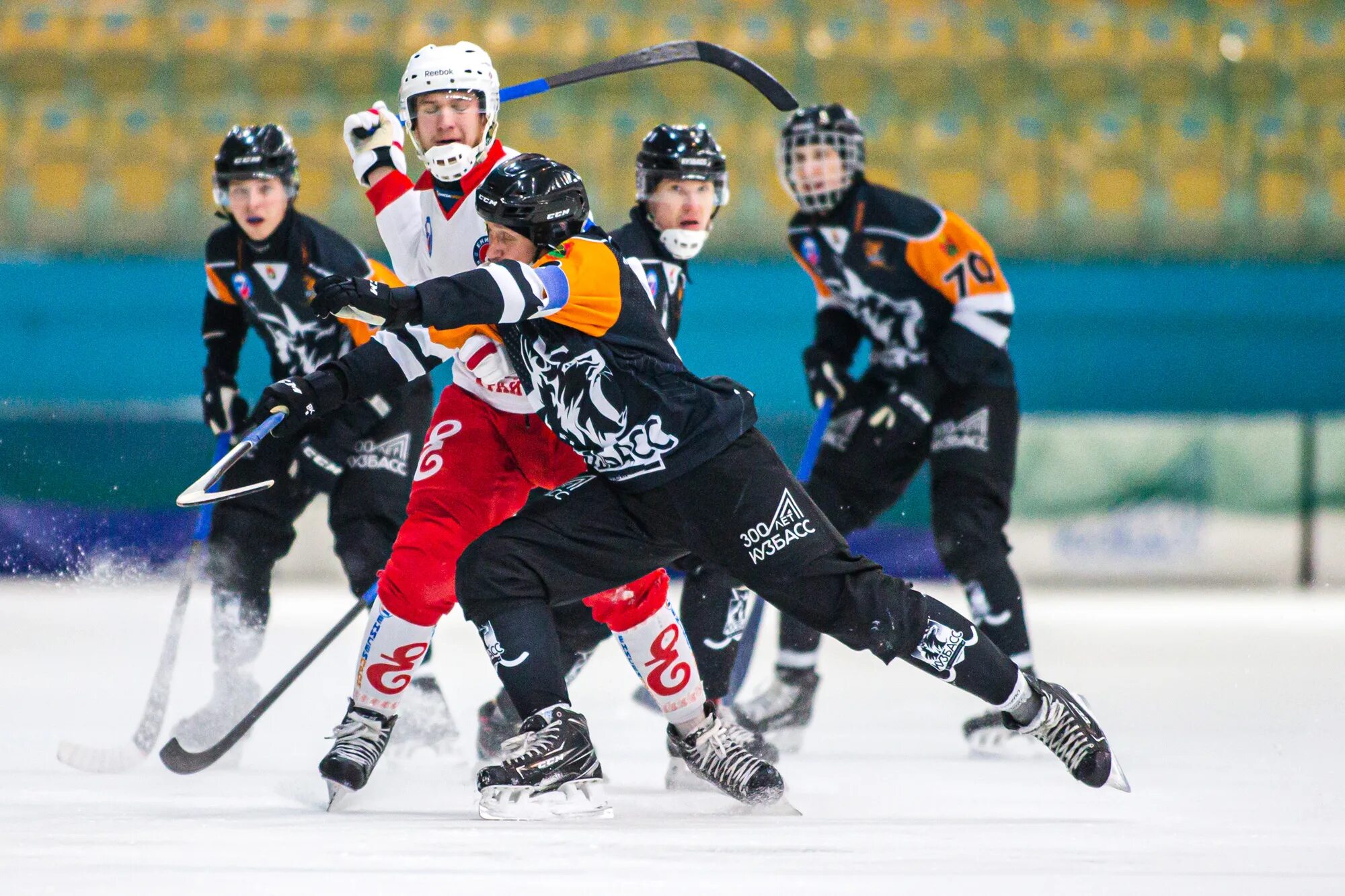 Хоккейный кузбасс. Команда кузбасс хоккей. Команда кузбасс бенди. Прямая трансляция хоккей кузбасс. Хк ска нефтяник хоккей с мячом.
