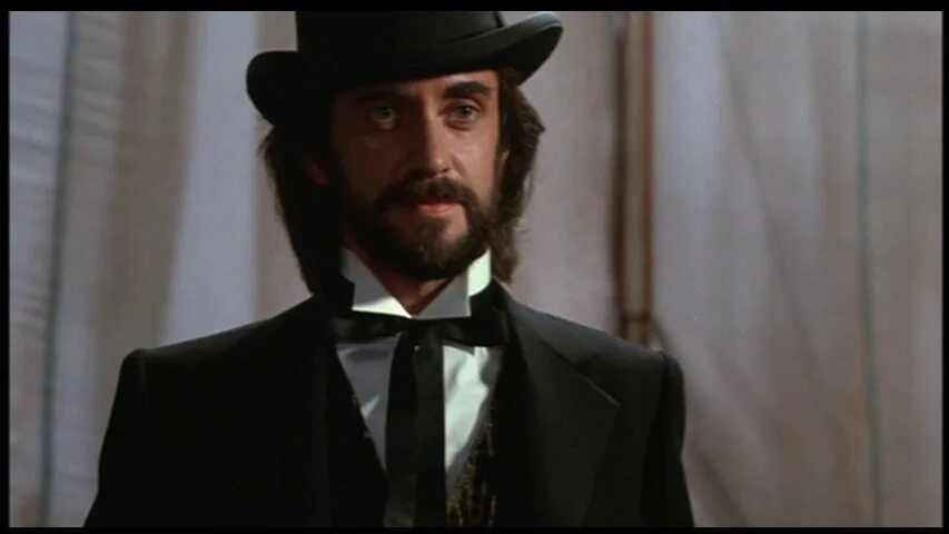 Something wicked this way comes фильм. Именно так зло и приходит фильм 1983. Что то страшное грядет 1983. Видал петерсон. Что то страшное грядет 1983.