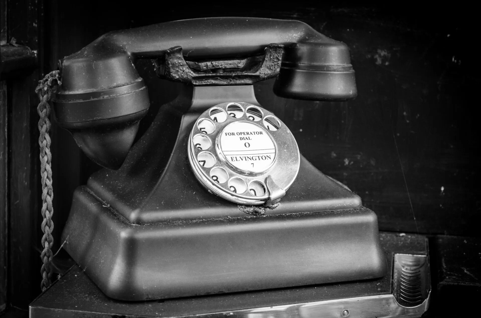 Тема старого телефона. Старинный телефон. Телефон в прошлом. Самый старый телефон. Старый черный телефон.