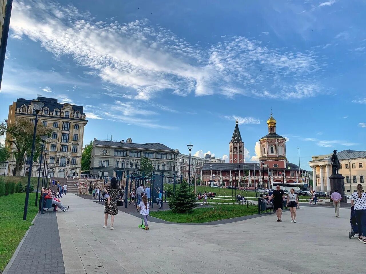 Пл первого. Площадь Петра Саратов. Площадь имени Петра первого в Саратове. Сквер Петра первого Саратов. Площадь Петра Астрахань.