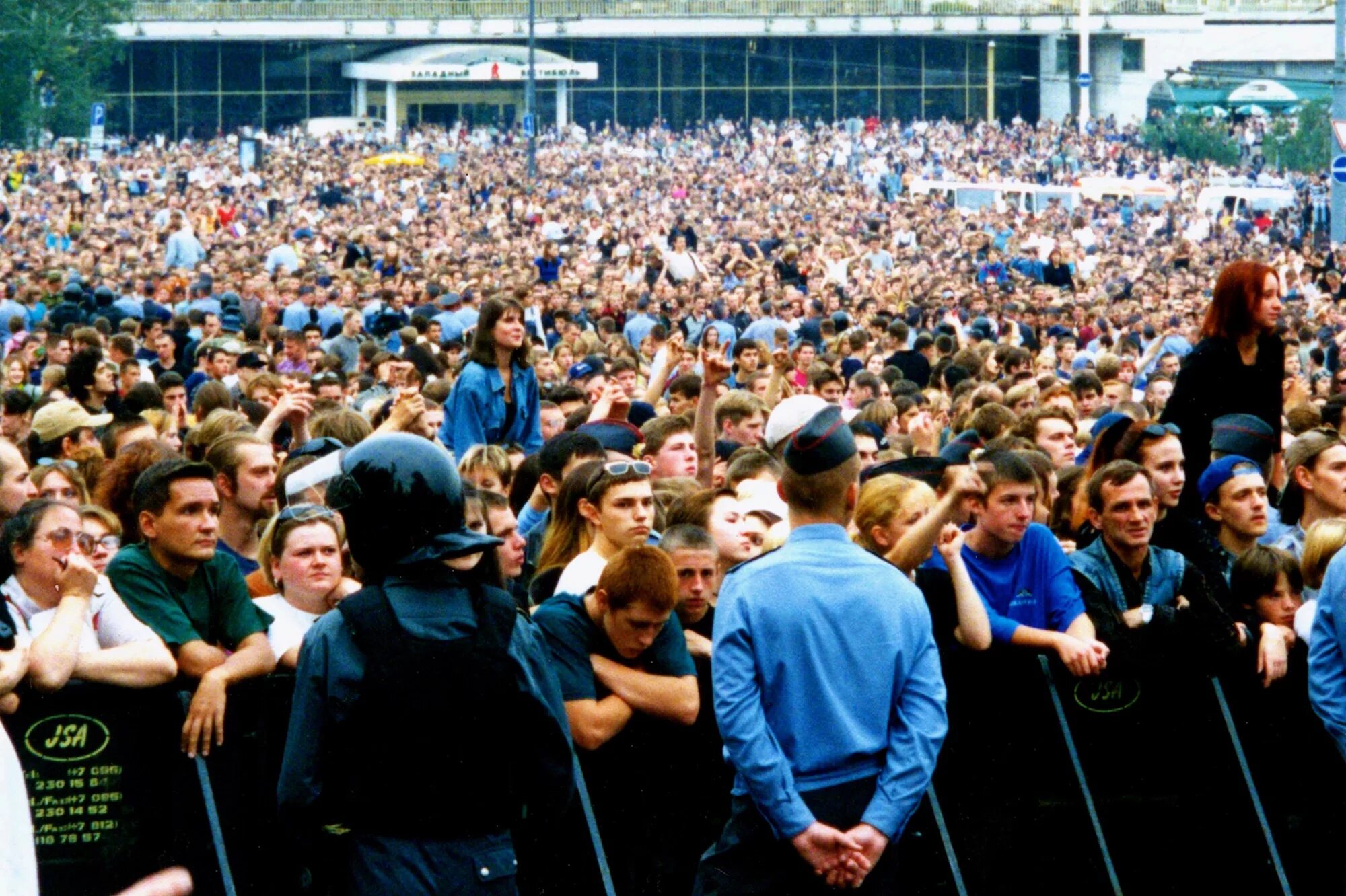 Концерт 98 года. Red hot Chili Peppers Moscow 1999. RHCP В Москве 1999. Red hot Chili Peppers на красной площади. Концерт Red hot Chili Peppers в Москве на красной площади.