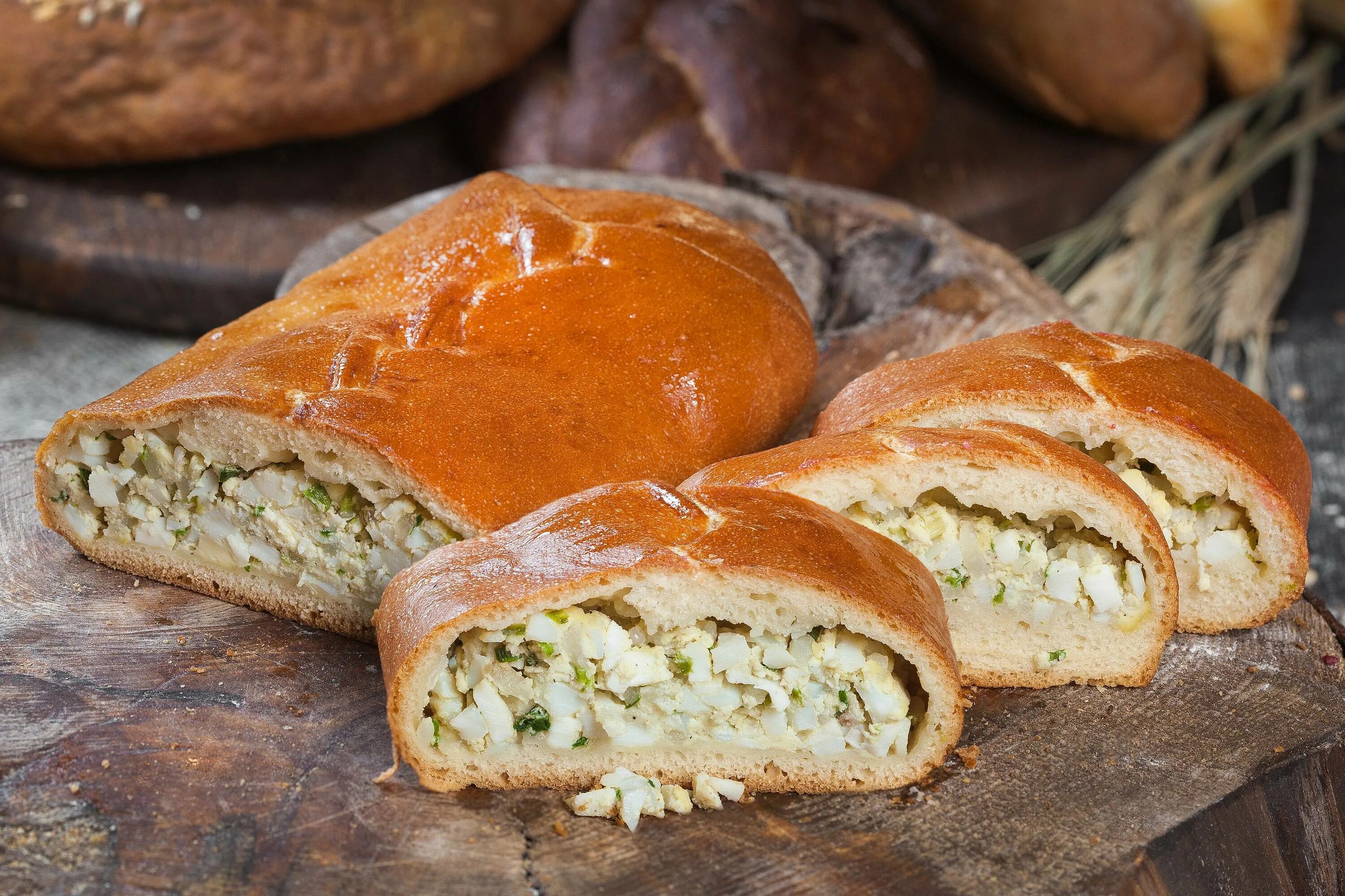 Пирог с рисом мясом дрожжевой. Талурианская кулебяка. кулебяка с яйцом. кулебяка с рисом и яйцом. кулебяка царская многослойная.