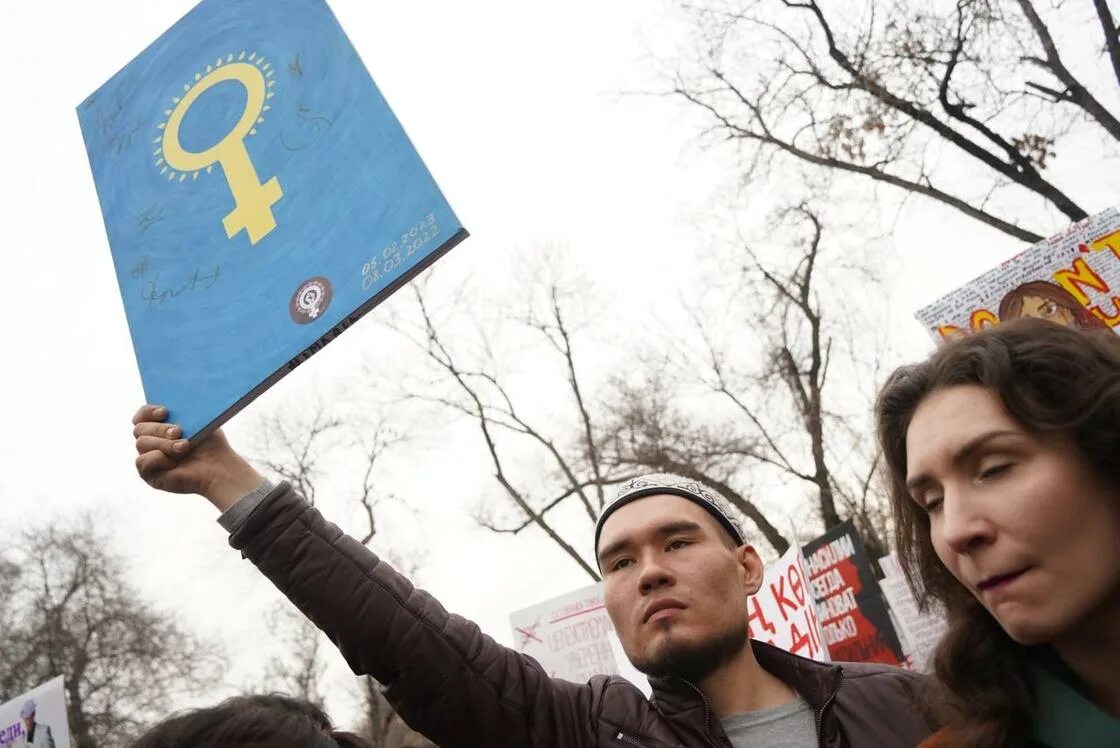 Протесты феминисток. Феминизм митинг. Митинг фото. Митинг феминисток в Алматы. Парень заехал в центр митинга феминисток