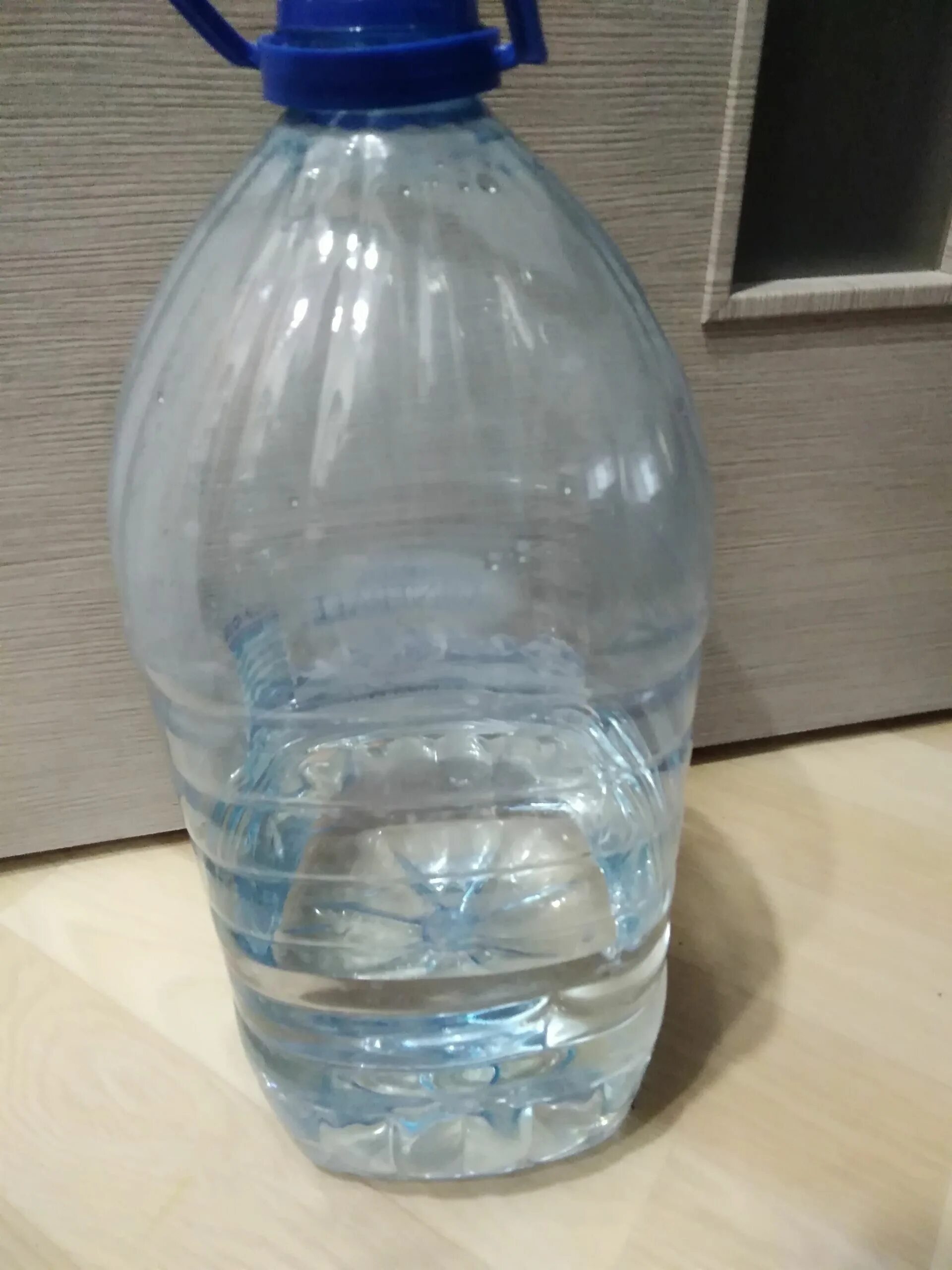 Бутылки под воду 5 литров. Бутылка 5 литра. Полтора литровая бутылка воды. Баклажка 5 литров. Бутыль для воды 5 литров.