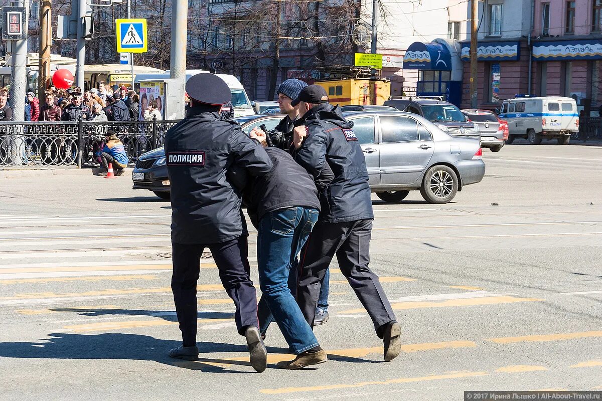 Полицейский заламывает руки. Плохие полицейские в Москве. Плохие новости дня