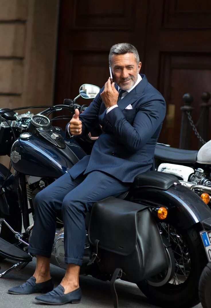 Взрослый богатый мужчина. Богатый стильный мужчина. В костюме на мотоцикле. Стильные мужчины за 50. Красивый богатый мужчина.