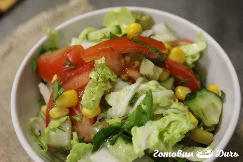 Салат из капусты помидоров и кукурузы. Салат с пекинской капустой и кукурузой и огурцом и помидором. салат с капустой и огурцом и помидором. салат с пекинской капустой и помидорами. салат из пекинской капусты с огурцом и помидором.