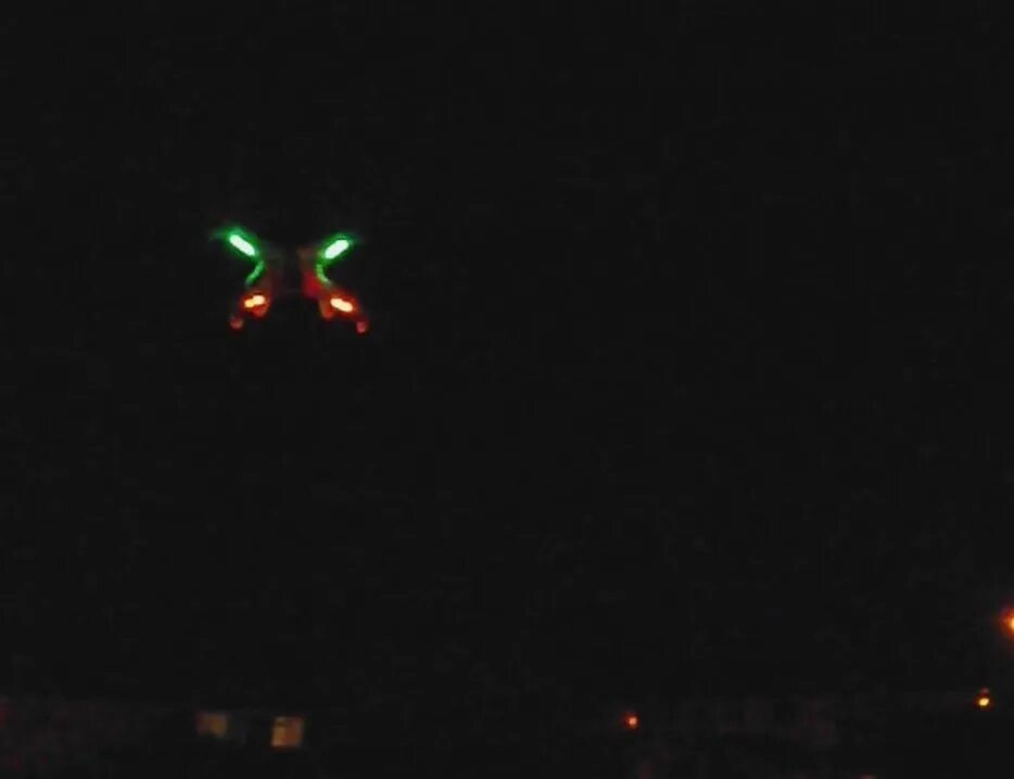 Беспилотник в темноте. Syma x5 UFO Drone – x5c Quadcopter Night Filght. Беспилотник ночью в небе. Дрон в небе ночью. Квадрокоптер в ночном небе.