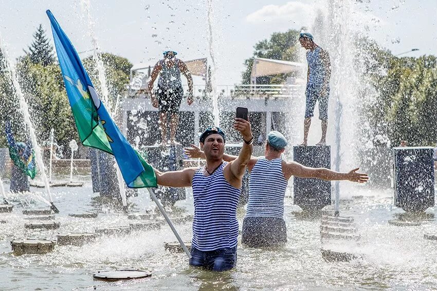 вдв волгоград. десантники в фонтане. с днем десантника. вдв афиша. время до 2 августа.