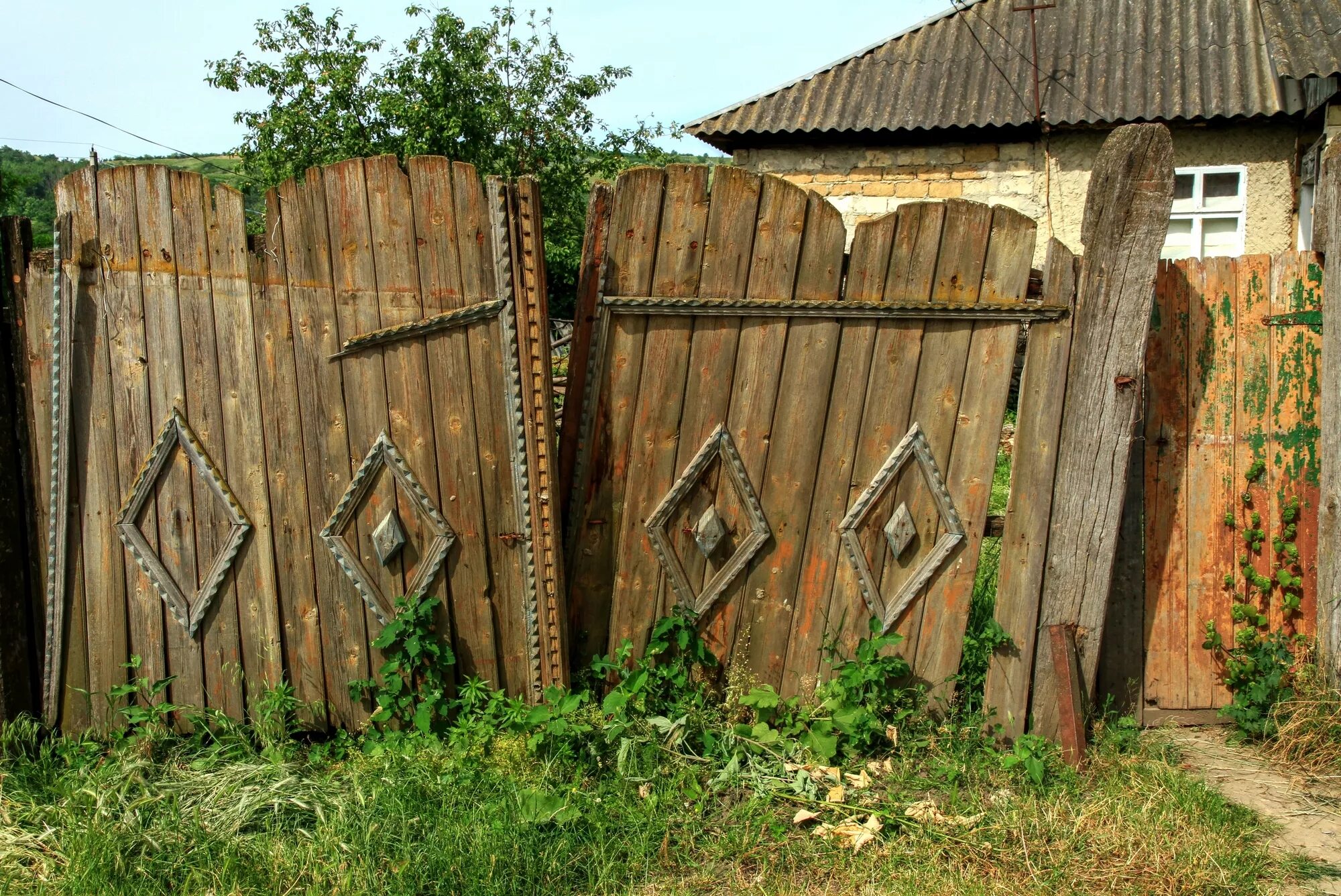 Тесовые ворота древняя русь. Деревня вороты. Ворота деревенские деревянные. Деревянные ворота. Старые деревянные ворота.
