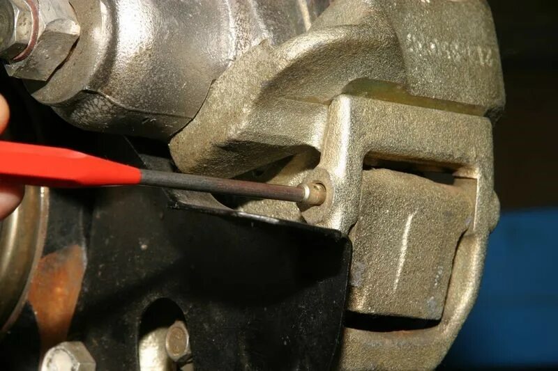 Нива шевроле как снять передние колодки Замена тормозных колодок на Trialli Chevrolet Niva, 1,7 л, 2013 года своими ру