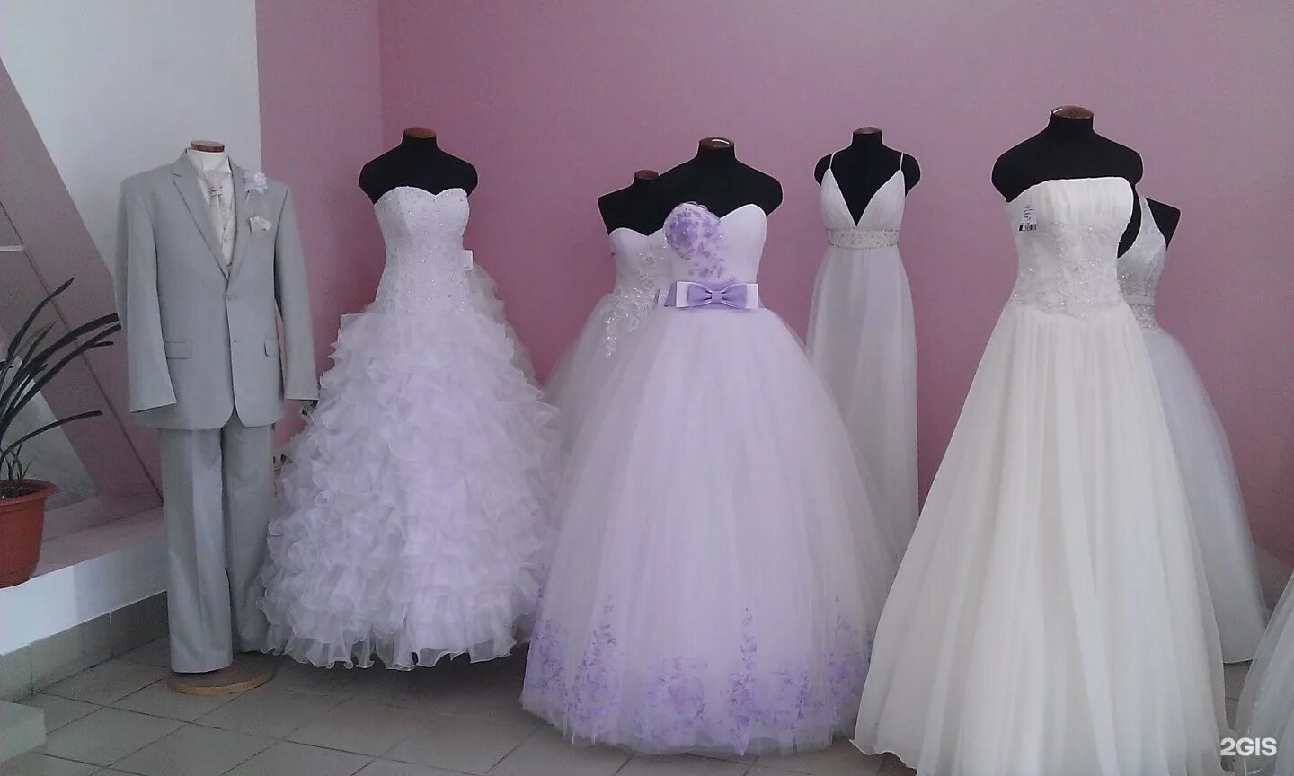 Авито прокат платьев. Девушка в бордовом платье. Много платьев. Фотосессия в вечернем платье. Авито прокат платьев.