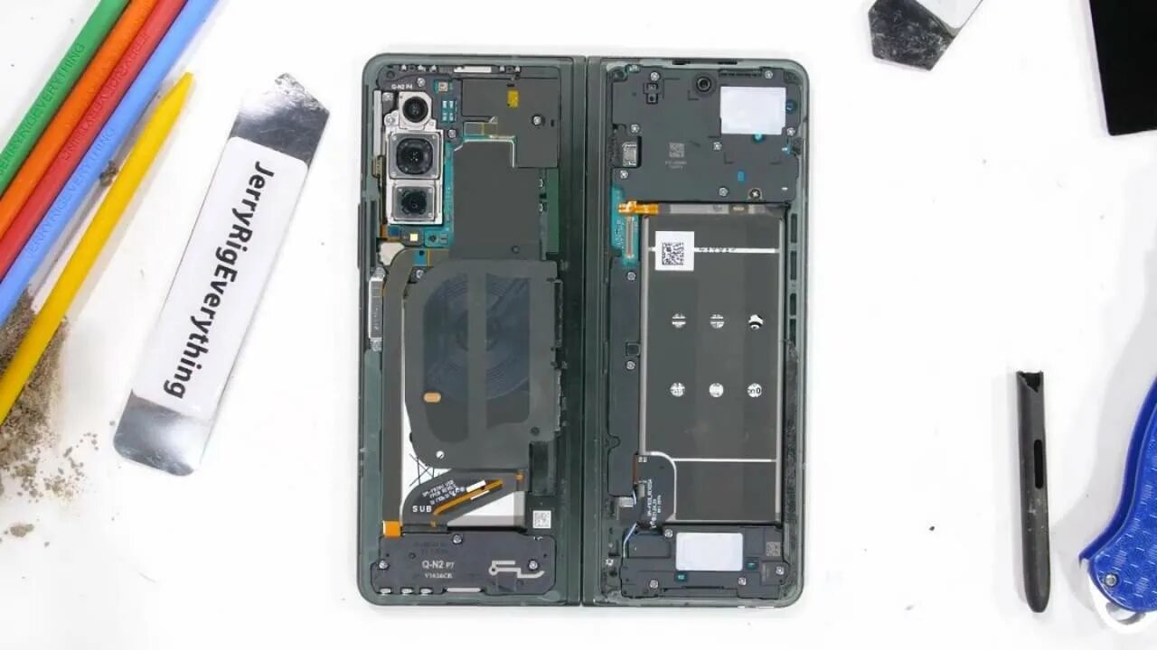 Flip 3 экран. Galaxy Fold 2 Disassembly. Samsung Flip 5 Teardown. Экран z Fold 3. Samsung Galaxy z Fold плата.