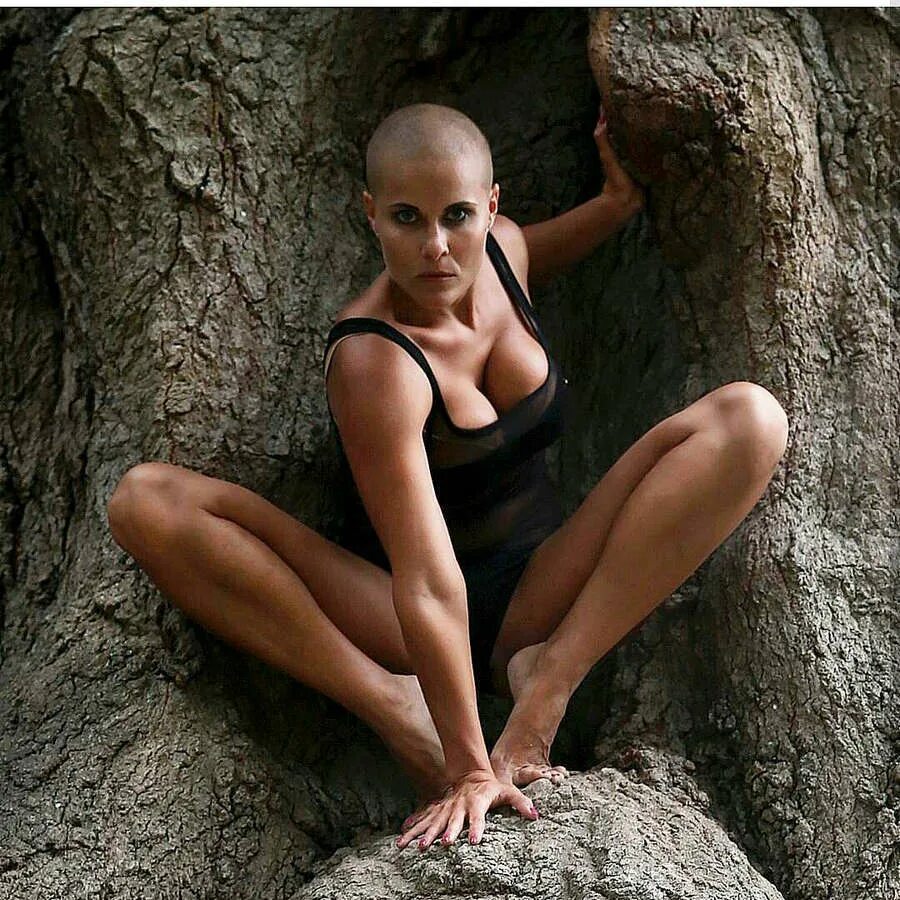 лысая девочка ногу. лысая девочка ногу. лысые женщины. джесси джей подстриглась налысо. лысая девочка ногу.