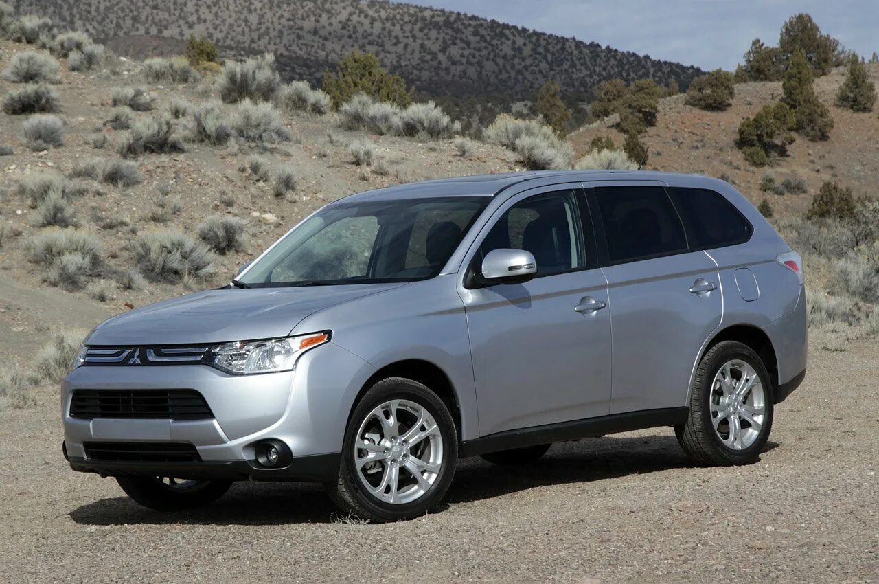 Купить мицубиси 2014. Mitsubishi Outlander 2014. Митсубиши Аутлендер 2014. Мицубиси Аутлендер 3. Mitsubishi Outlander 14.