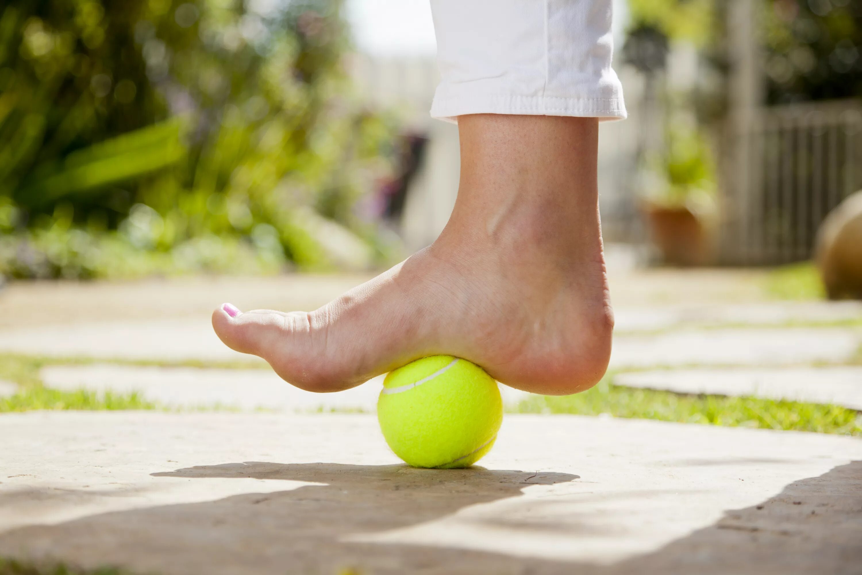 Плантарный фасциит лечебная гимнастика. Стопа на теннисном мячике. Упражнения с теннисным мячом для стопы. Упражнения для стопы с мячиком теннисным. Feet fit