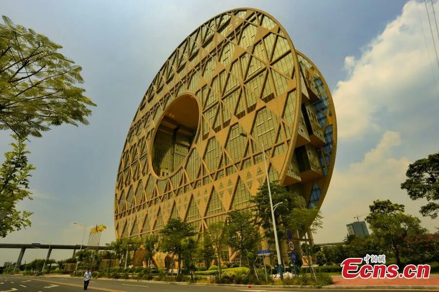 Round building. Гуанчжоу-юань здание. Здание-монета Гуанчжоу Китай. Гуанчжоу юань небоскреб. Здание Гуанчжоу-юань в Гуанчжоу.