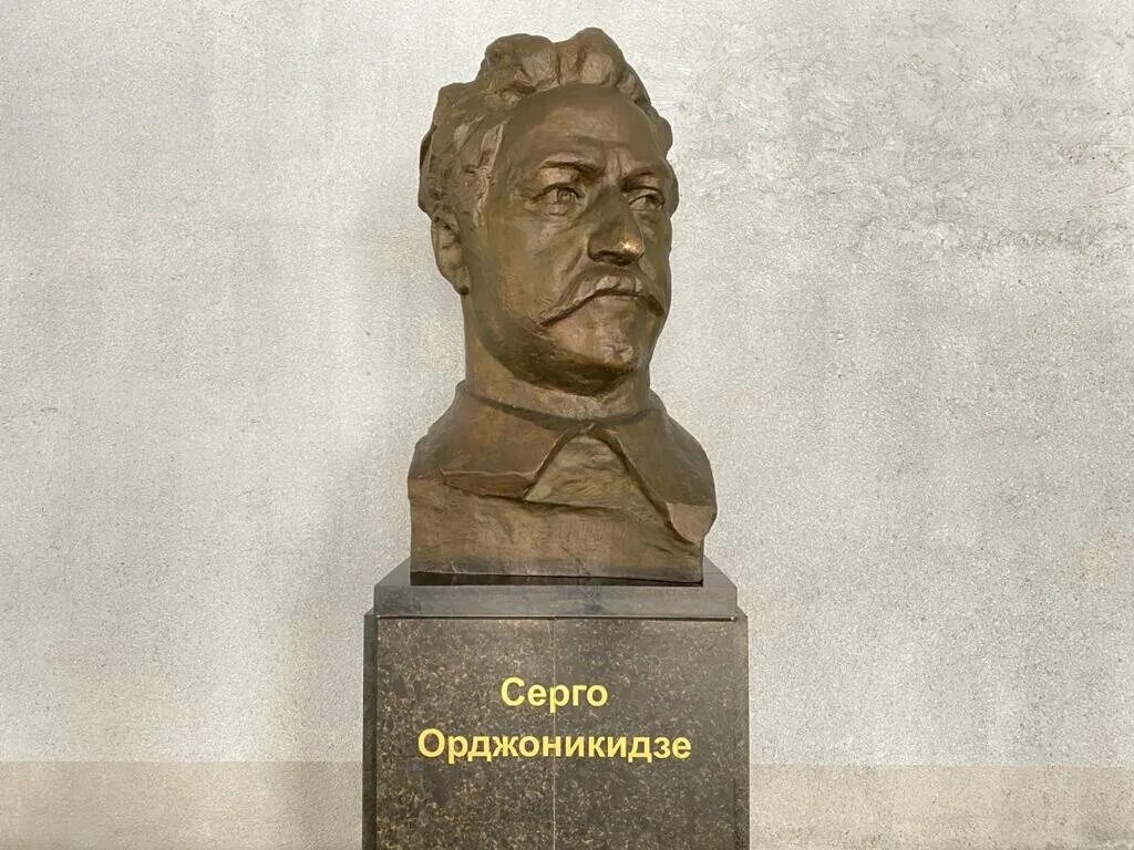 С чем связано два памятника серго орджоникидзе. Серго Орджоникидзе УГАТУ. Орджоникидзе политический деятель. Памятник Орджоникидзе УГАТУ 8 корпус. Памятник Серго Орджоникидзе во Владикавказе.