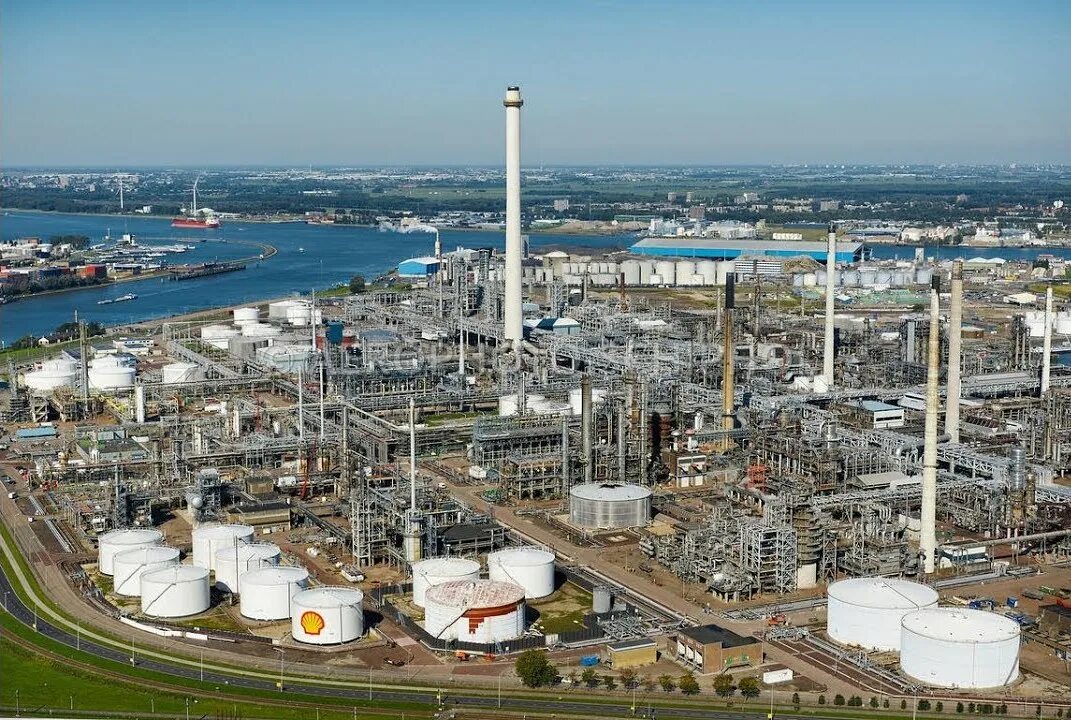 НПЗ Shell Pernis. НПЗ В Роттердаме. Анапа нефтеперерабатывающий завод. Астрахань нефтеперерабатывающий завод.