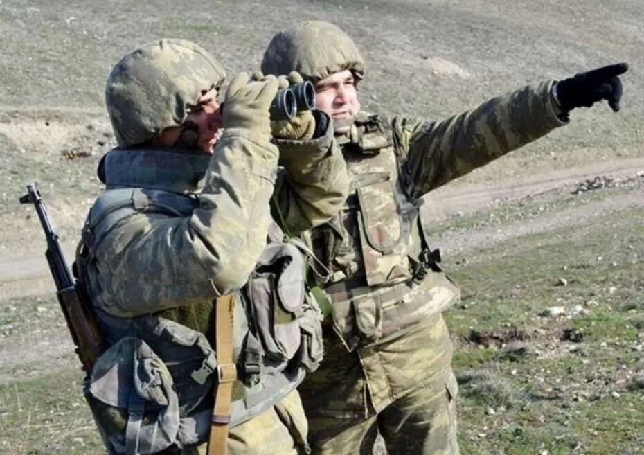 Русские солдаты в Азербайджане. Встреча на нейтральной зоне. Береты азербайджанской армии. Азербайджан взяли