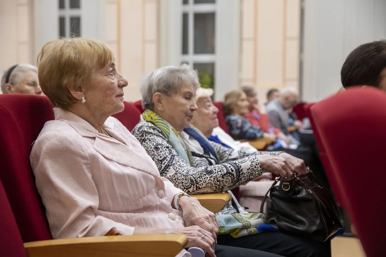 Работающие пенсионеры. Пенсионеры в России. Выплаты пенсионерам. Пенсионерам 1 октября.
