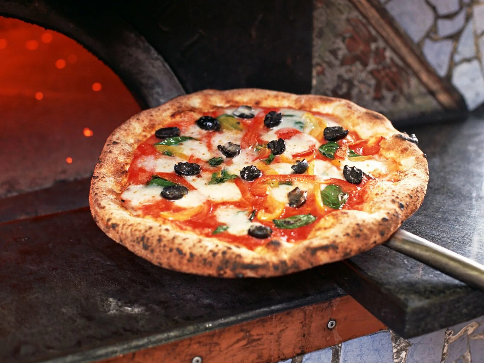 Неаполитанская пицца маринара. Настоящая итальянская пицца. Итальянская еда пицца. Пиццерия в Италии. Италиан пицца телефон