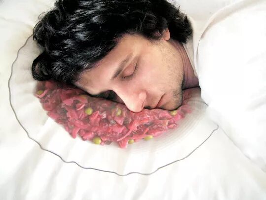 Уснул в салате. Мужик пьяный уснул за столом. Уснул в салате. После застолья. Уснул в салате.