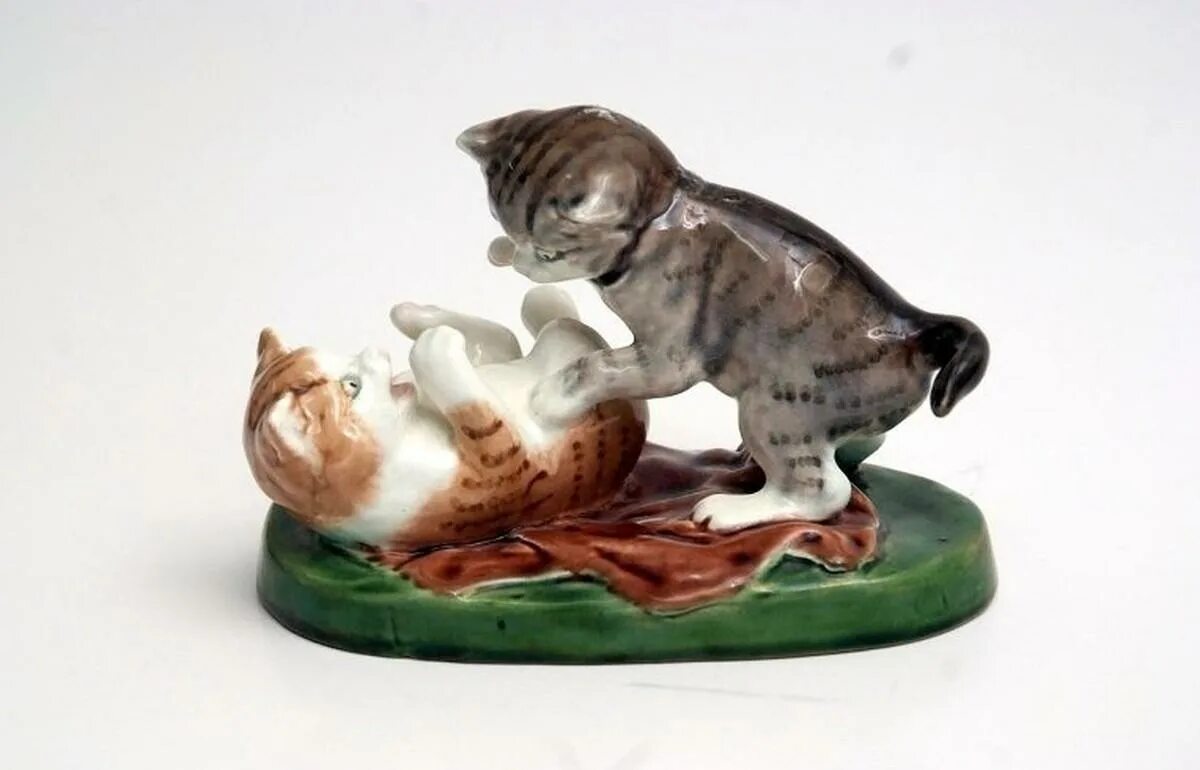 Котят конаково. Статуэтка играющие котята конаково. Фарфоровая статуэтка зик «играющие котята», конаково. Фарфоровая статуэтка зик «играющие котята», конаково. Играющие котята фарфор.