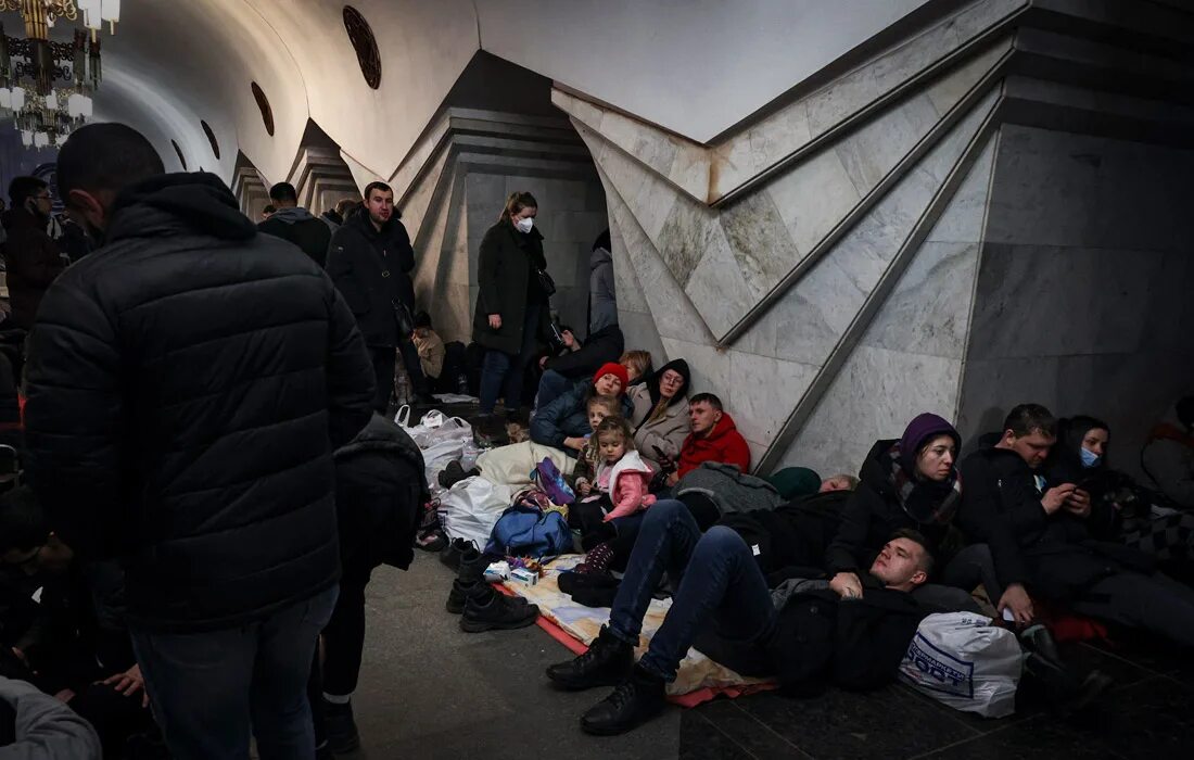 Украинцы радуются трагедии. Люди прячутся в Харьковском метро. В Киеве люди ночуют в метро.