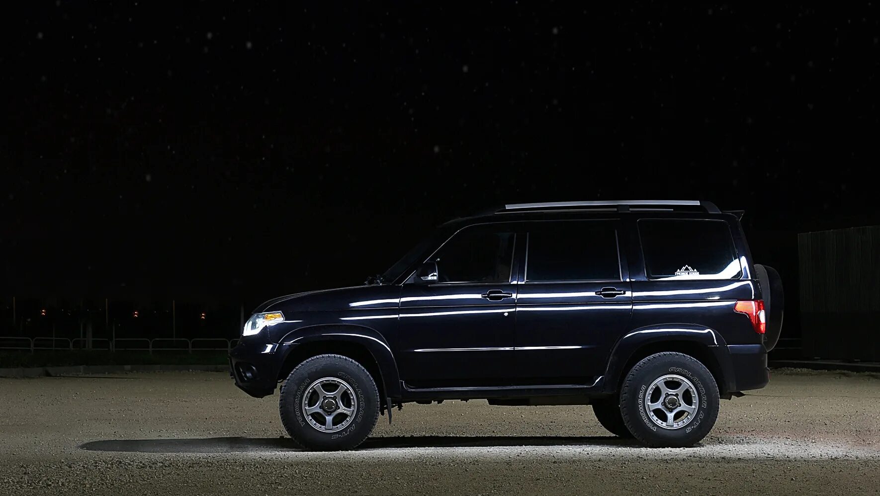 Патриот спорт разговоры. УАЗ Патриот комплектация Оптимум 2017. УАЗ Патриот 2018 заниженный. Занижение УАЗ Патриот. УАЗ Патриот сбоку.