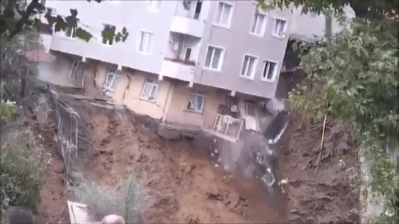 Тайфун в токио. Упал дом в москве. Видео падающих домов. Кран упал на дом. Падающий дом.