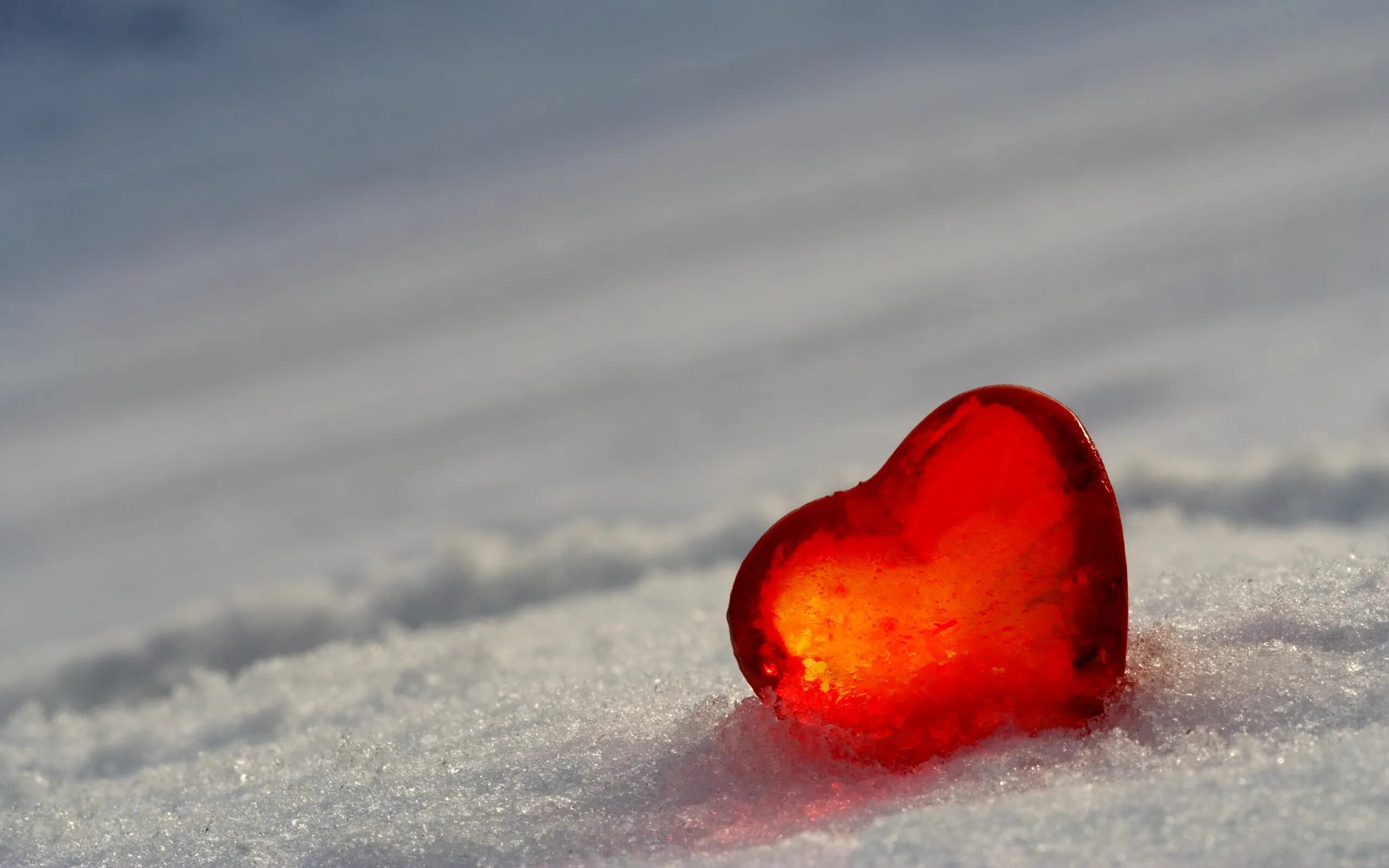 Зима на сердце на душе оригинал. Сердце на снегу. Сердечко на снегу. Ледяное сердце. Сердце во льду.