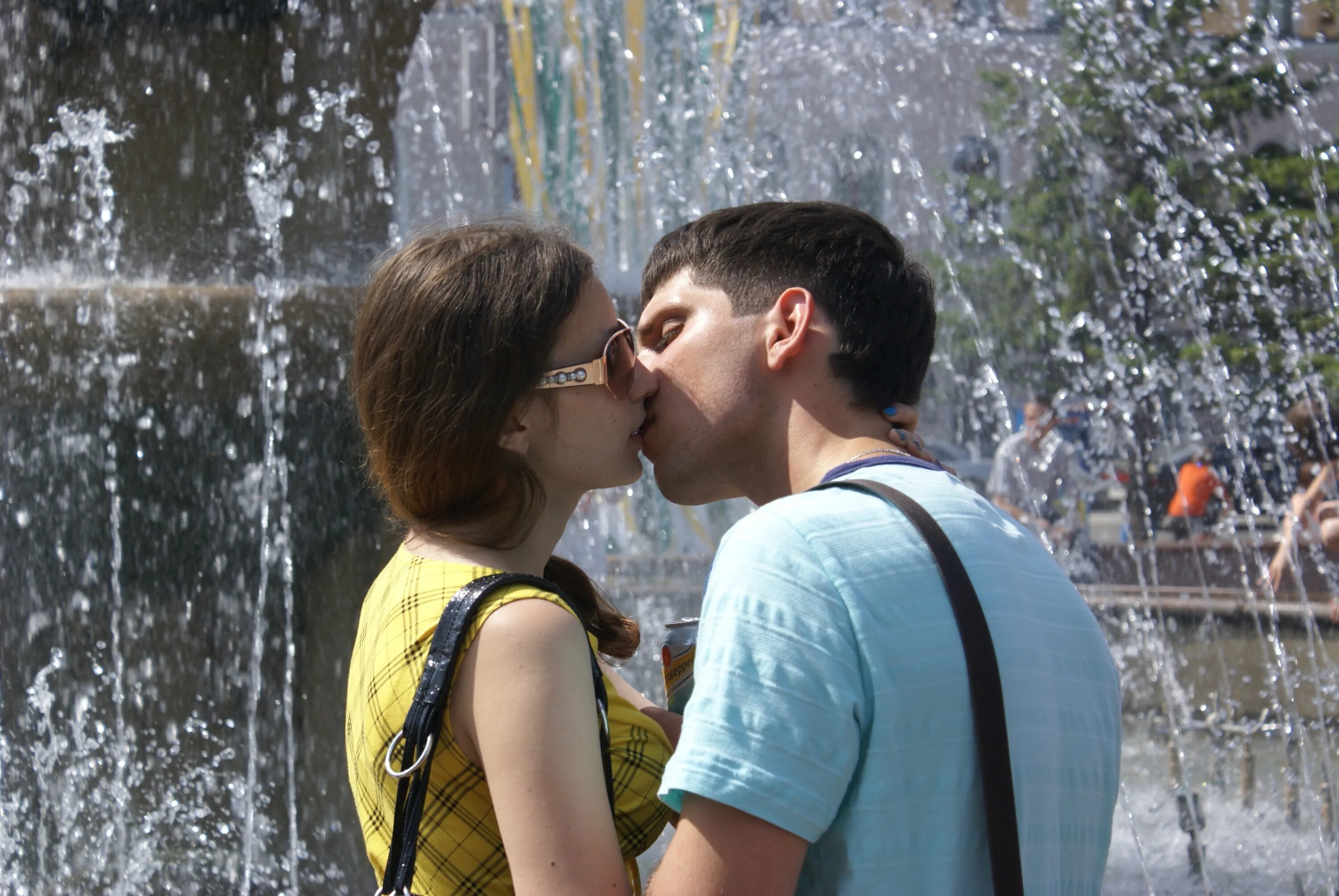 Поцелуй у фонтана. Пара у фонтана. Фонтан влюбленные. Поцелуй у фонтана дети. Kiss знакомств