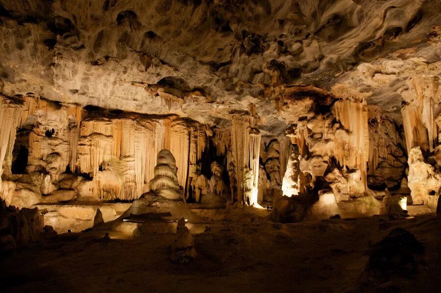 Пещеры канго юар. Пещеры канго (cango caves). Пещеры канго юар. Пещеры мангапвани. Оудсхорн юар.
