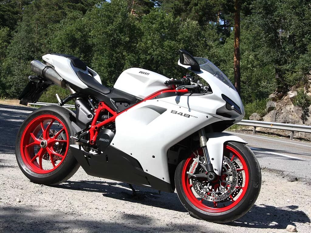 Красно белый мотоцикл. Ducati 848 EVO. Мотоцикл Дукати 848. Мотоцикл Дукати 848 EVO. Ducati 848 EVO белый.