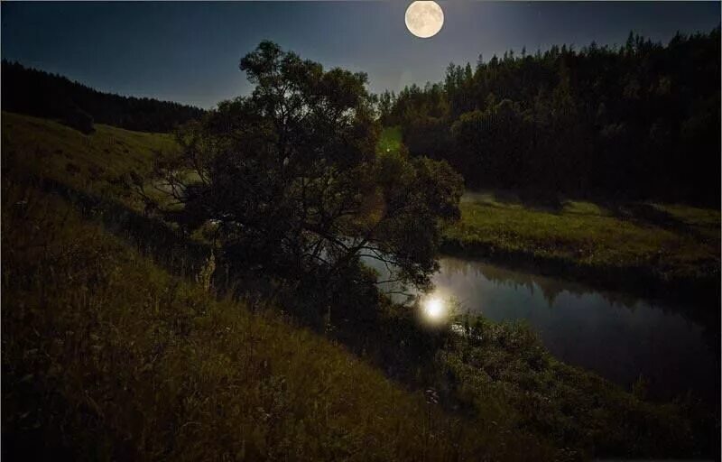 Свет луны во все концы. Летняя ночь. Ночные пейзажи природы. Природа ночью. Ночной пейзаж с рекой.