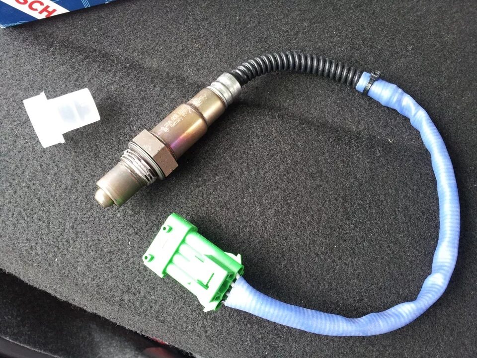 2 нижних датчика кислорода. 2 нижних датчика кислорода. Пежо 206 1,6 лямбда-зонд. 2 нижних датчика кислорода. Датчик лямбда 2 hyundai accent.