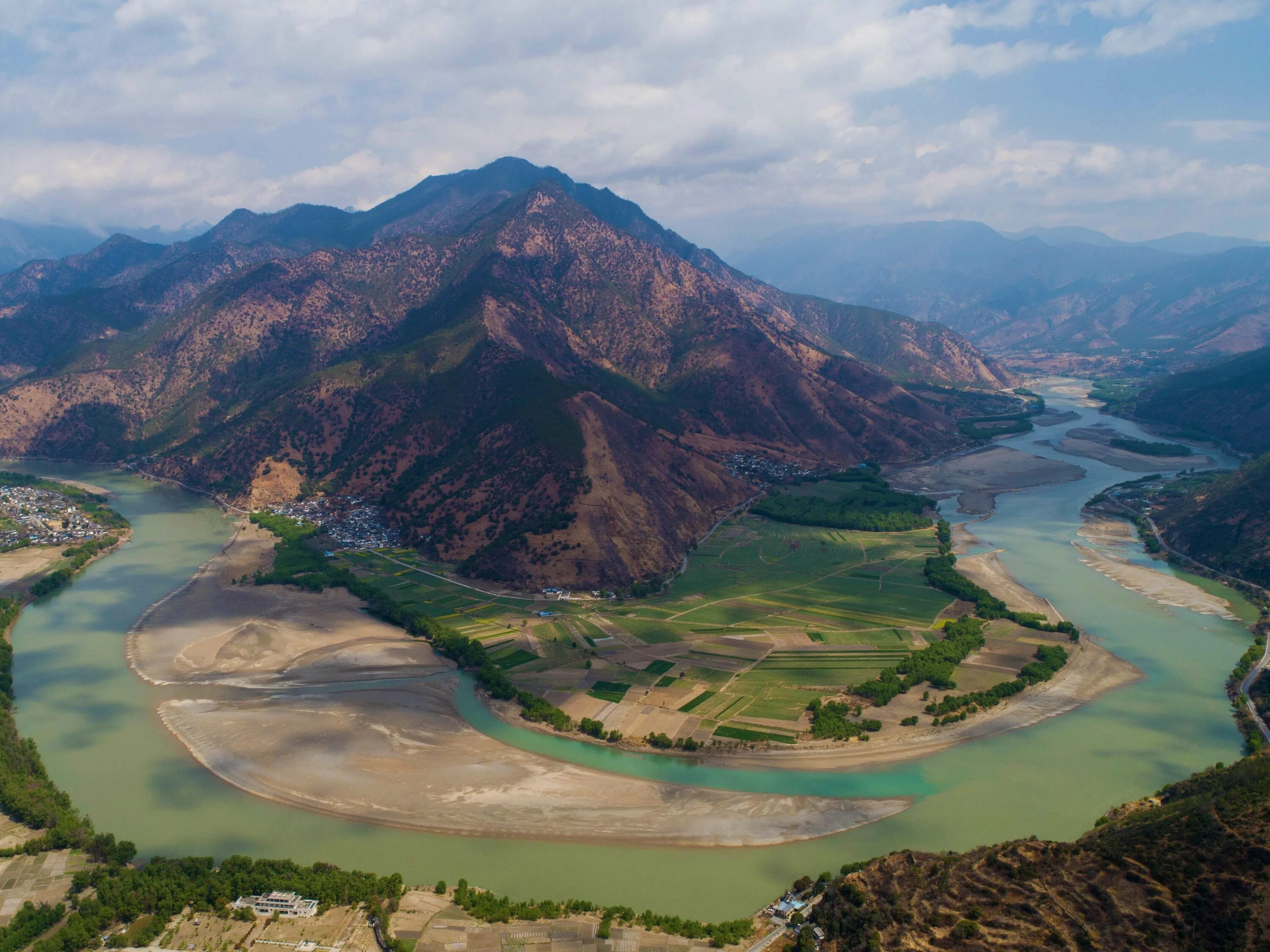 Asia river. Янцзы Юньнань. Излучина реки Янцзы. Национальный парк «три параллельные реки», провинция Юньнань. Река Янцзы Китай.