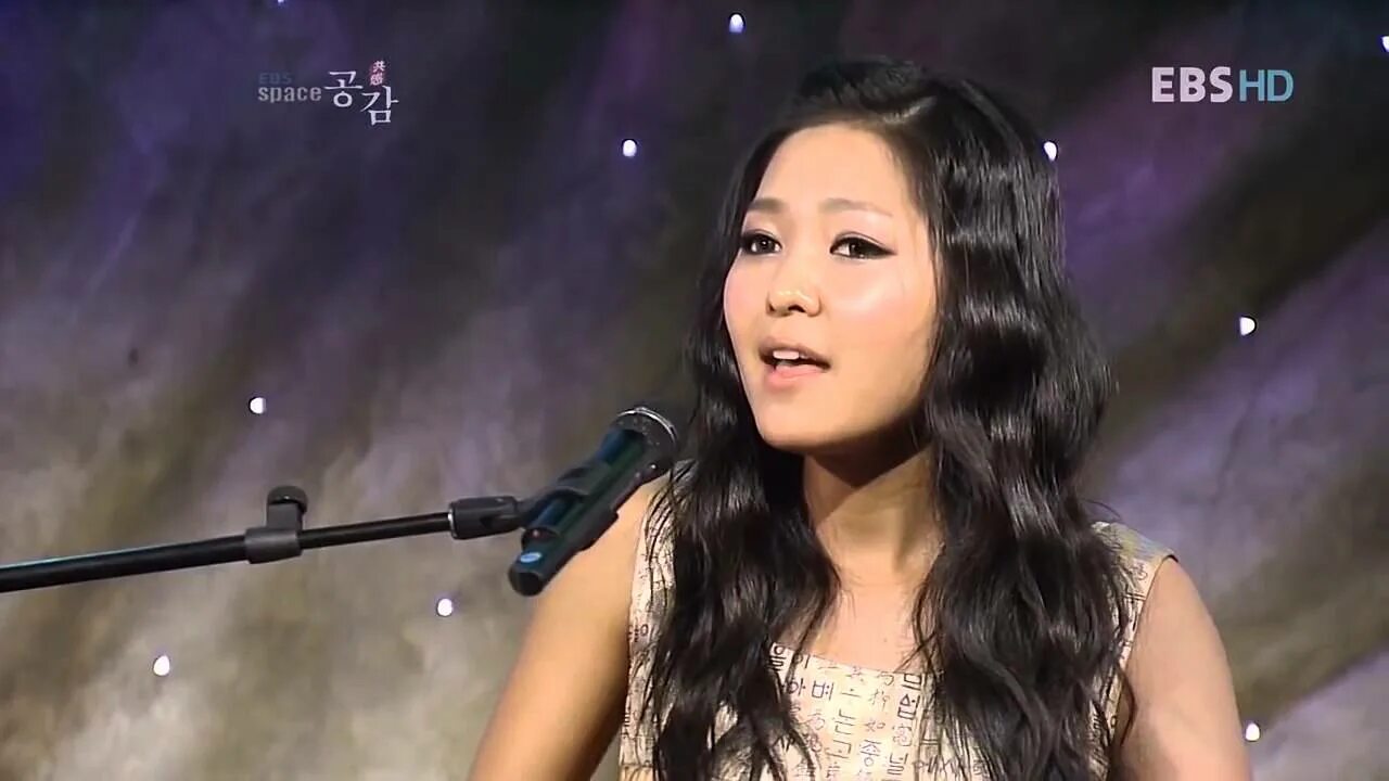 Iu айдол. Песня встанем в исполнении корейской певицы. Iu певица 2020. Yoyomi корейская певица миллион алых роз. Песня встанем в исполнении корейской певицы.