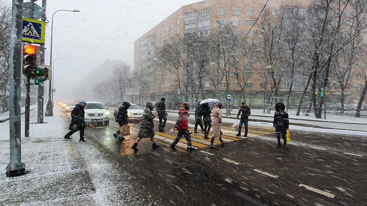 Воздух сегодня свежий. Снег в Москве. Снегопад в Москве. Сильный снег в Москве. Дождь со снегом в Москве.