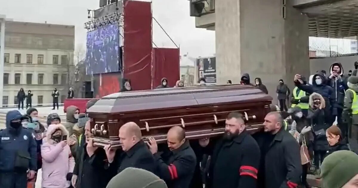 Похороны Геннадия Волика. Вынесли гроб
