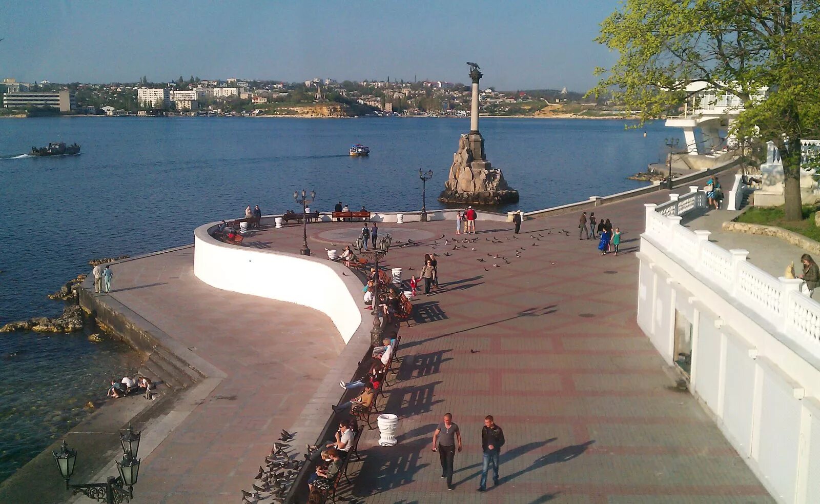 Погулять в севастополе. Набережная Приморского бульвара Севастополь. Севастополь набережная Нахимова. Приморский бульвар Севастополь. Город Севастополь Приморский бульвар набережная Корнилова.