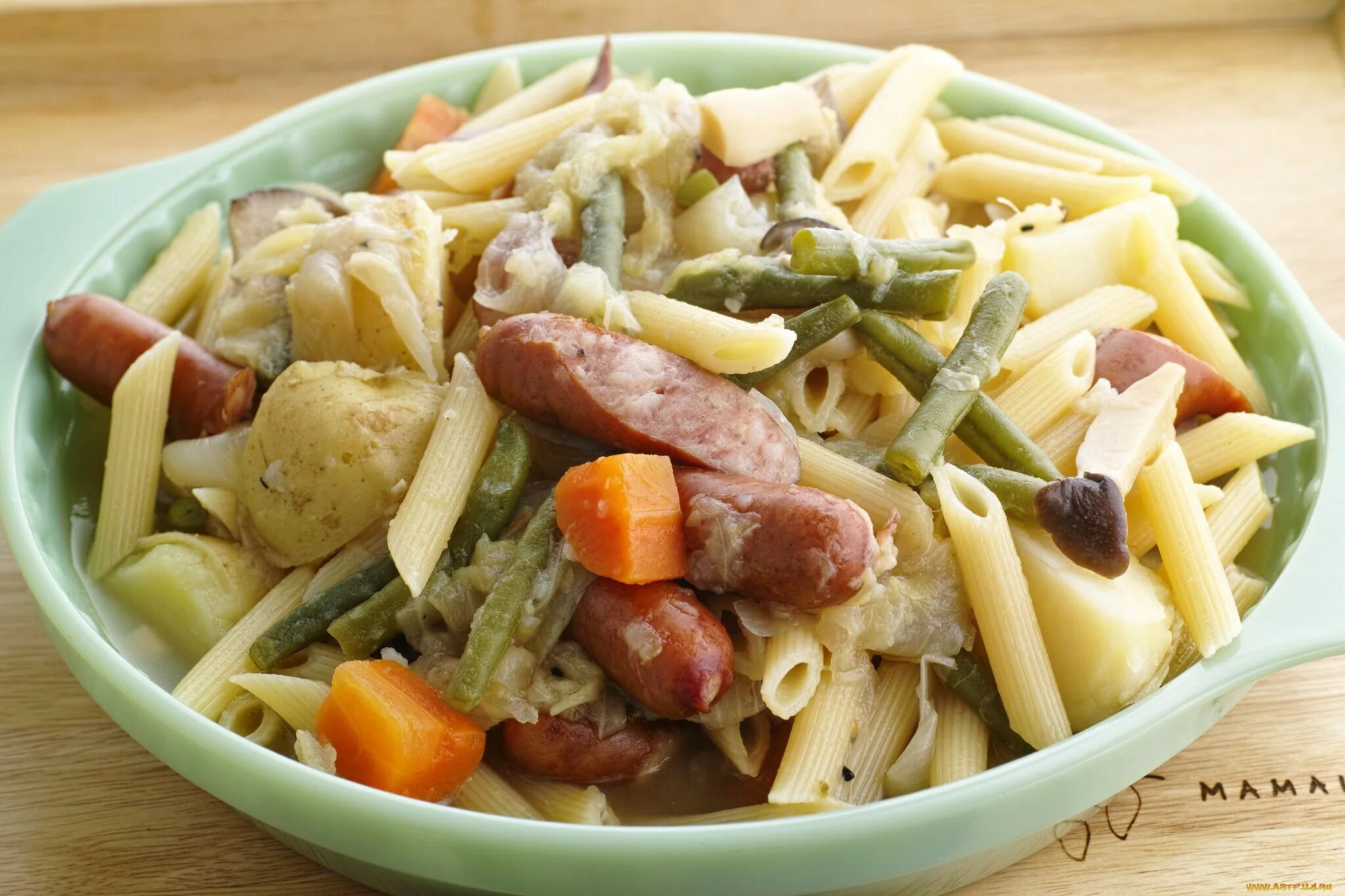 Блюдо картошка с макаронами. Картошка с макаронами рецепт. Фуд корт курица макароны. Макароны с фаршем и помидорами. Картошка с макаронами рецепт.