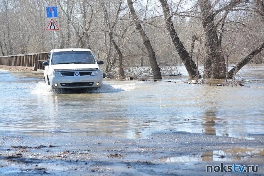 Оренбургская область город новотроицк паводок. Паводок в оренбурге дубки. Река салмыш паводка. Паводок в оренбурге дубки. Река.
