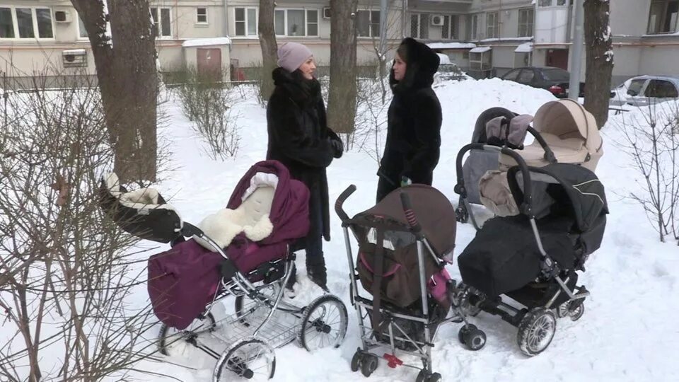 Дети колясками видео. Коляска сидячая зимняя. Зимой в сидячей коляске. Коляска сидячая детская. Коляска сидячая детская на зиму.