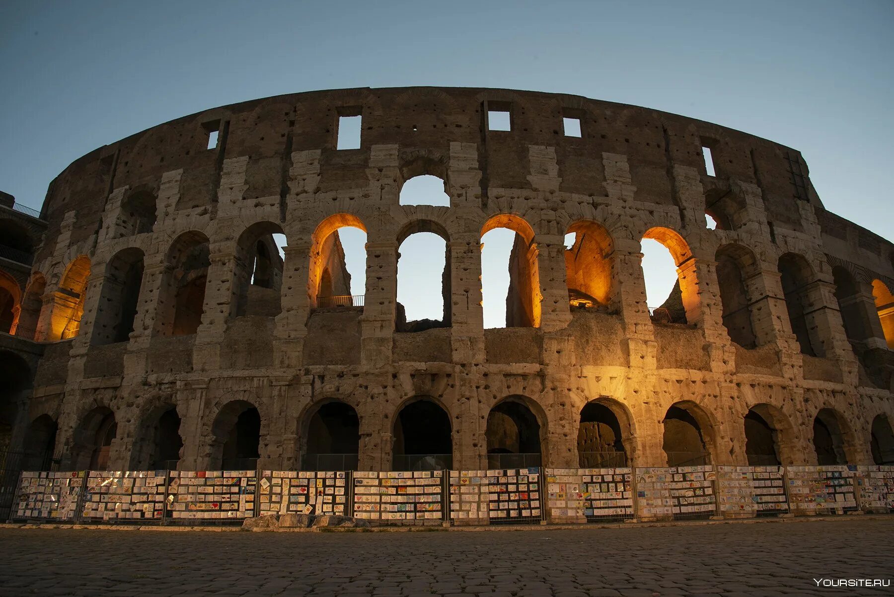 Колизей (Colosseum) – амфитеатр Флавиев.. Амфитеатр Флавиев в Риме. Колизей (амфитеатр Флавиев) в Риме. 75—82 Гг. н. э.. Колизей Флавиев в Риме. Сколько лет колизею