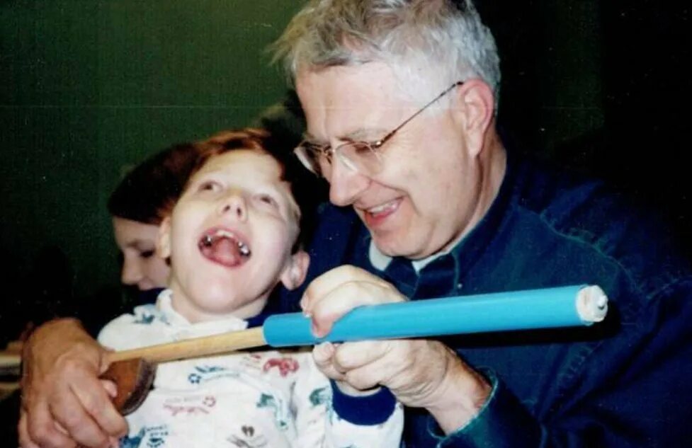 Трогательные истории детей. Девочка инвалид с куклой. Трогательные истории короткие. Метью стэнфорд робинсон. Семья трогательное фото.