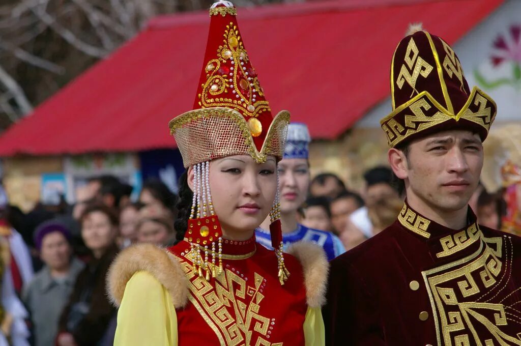 Казахи народ. Народ Казахстана казахи. Казахская Национальная одежда. Люди в национальных костюмах в Казахстане.