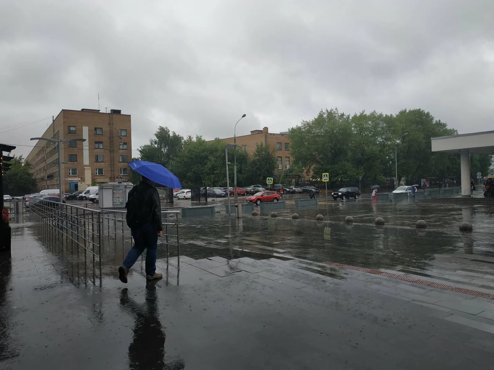 Дожди москва и область. Сильный дождь. Дождик в Москве. Дождь в Москве. Ливень с грозой.